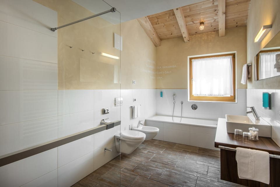 Superior Double or Twin Room | Bathroom | Free toiletries, hair dryer, slippers