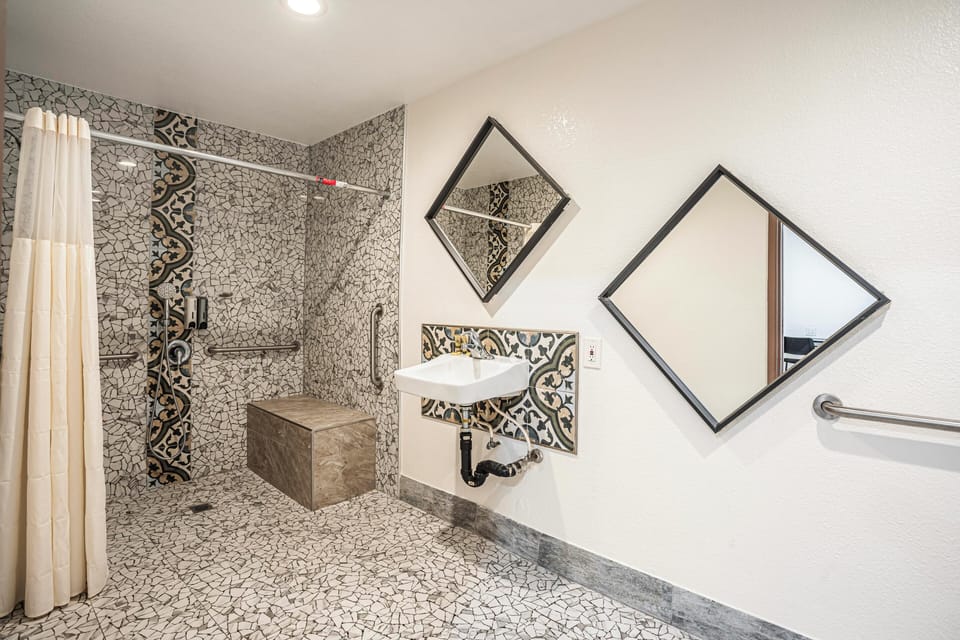 Basic Room, 1 King Bed, Accessible | Bathroom | Towels