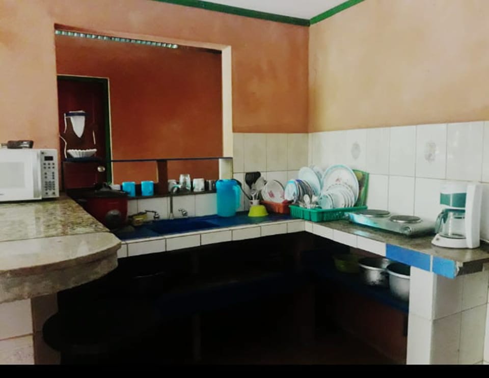 Family House, 3 Bedrooms, Non Smoking | Shared kitchen | Fridge, microwave, oven, stovetop