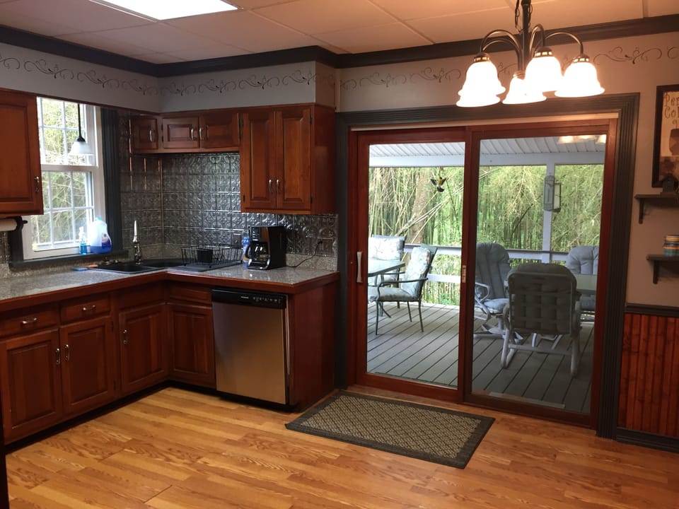 Patio door right out to the porch, great for outdoor entertaining