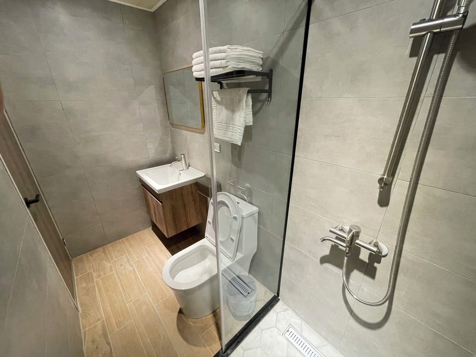 Quadruple Room | Bathroom | Free toiletries, hair dryer, slippers, towels
