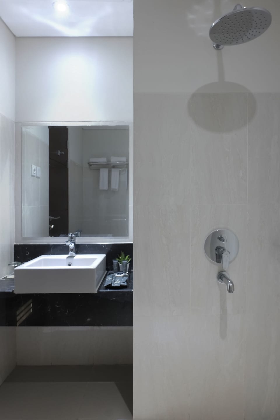Deluxe Room, City View | Bathroom | Shower, free toiletries, slippers, towels