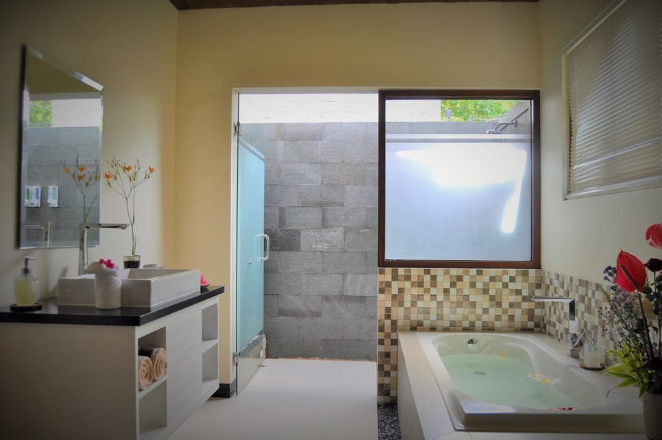 Deluxe Suite, Non Smoking, Sea View | Bathroom | Free toiletries, slippers