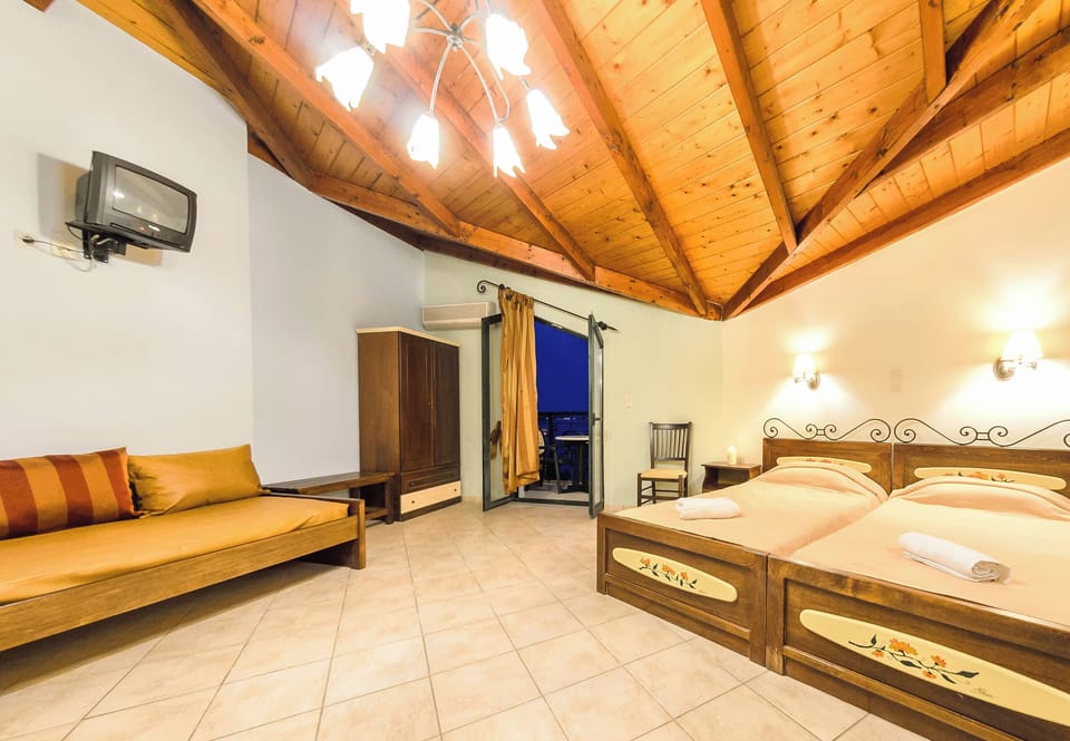 Basic Studio Suite | In-room safe, iron/ironing board (on request), WiFi (free), bed sheets