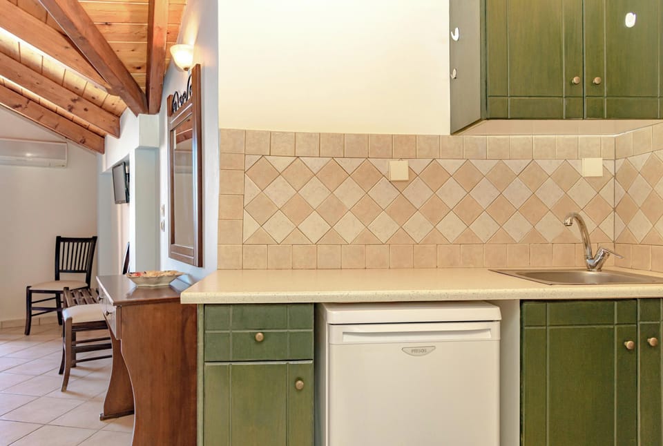 Basic Studio Suite | In-room safe, iron/ironing board (on request), WiFi (free), bed sheets