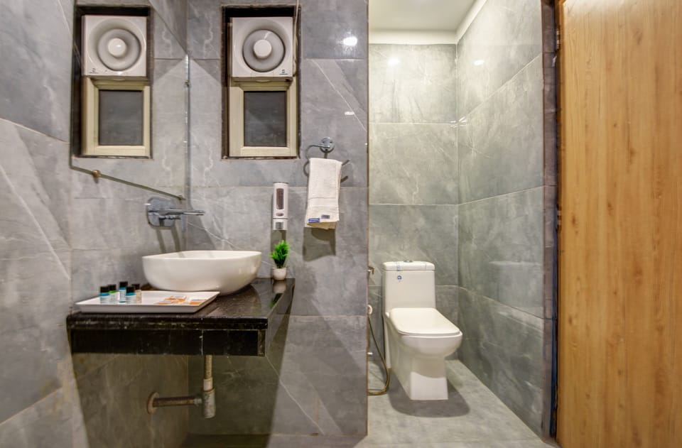 Executive Room | Bathroom | Shower, rainfall showerhead, designer toiletries, hair dryer