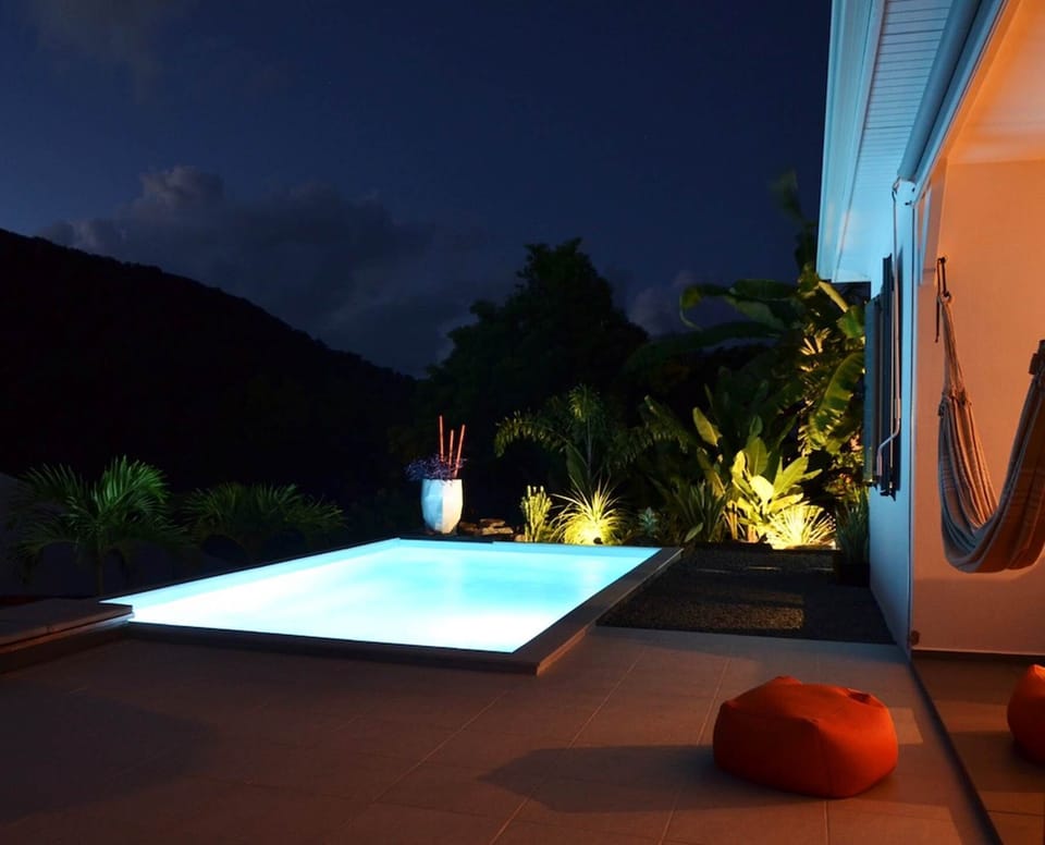 Piscine en soirée