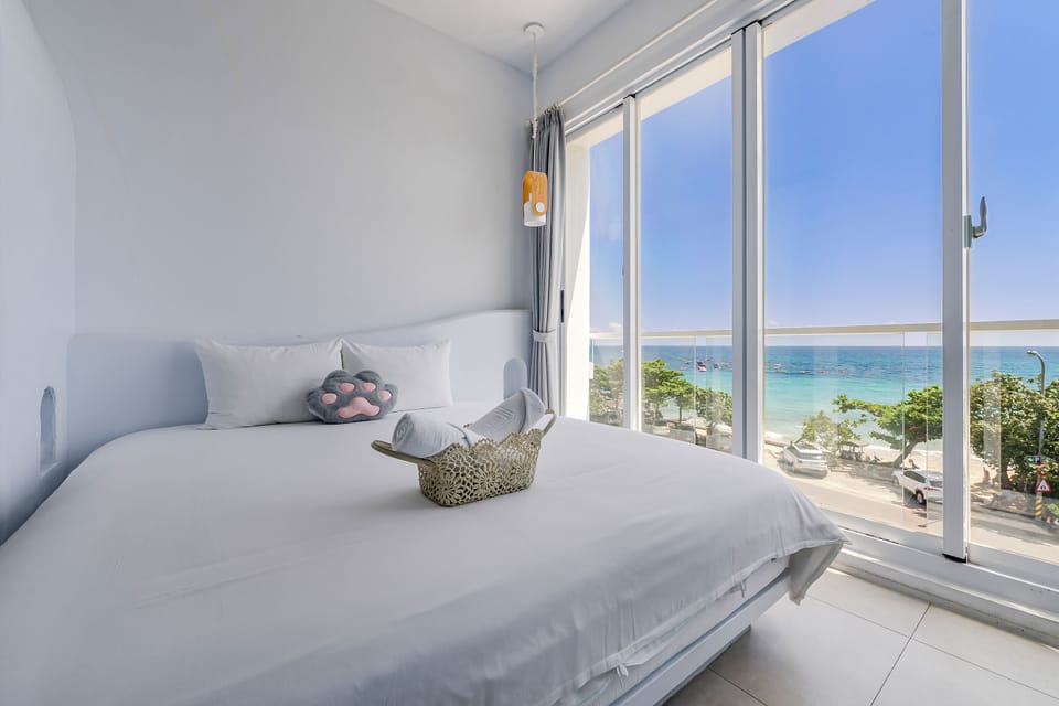 King Room with Sea View and Balcony | Blackout drapes, free WiFi, bed sheets