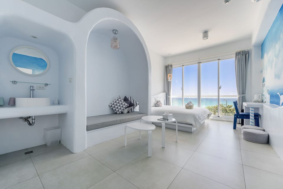 King Room with Sea View and Balcony | Blackout drapes, free WiFi, bed sheets