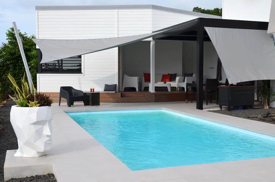 Piscine, coin repas et salon