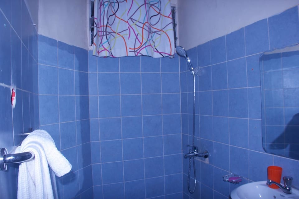 Deep soaking tub, rainfall showerhead, free toiletries, towels