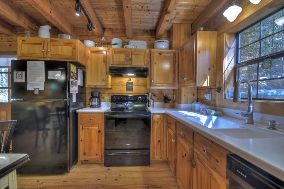 Fully Equipped Open-Floor Kitchen