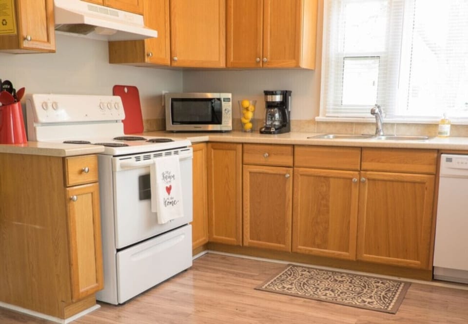 Full Kitchen - Hullcrest Cottage - Niagara-on-the-Lake