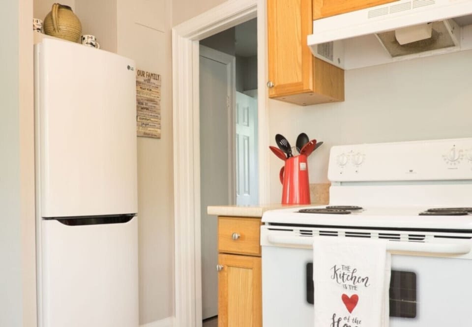 Kitchen - Hullcrest Cottage - Niagara-on-the-Lake