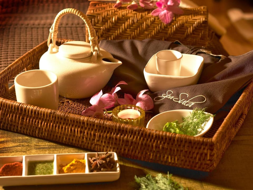 Couples treatment rooms, sauna, hot tub, steam room, hot stone massages