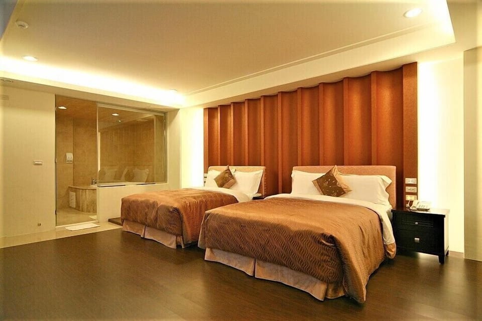 Gallery Quadruple Room | Desk, blackout drapes, soundproofing, free WiFi