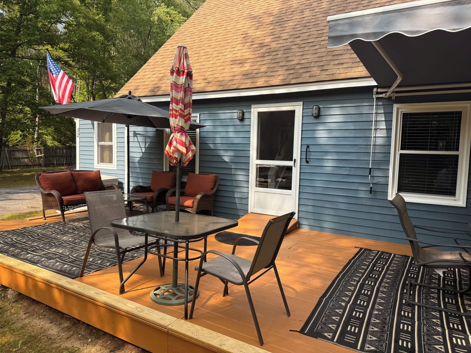 Seating for 12 on front deck
