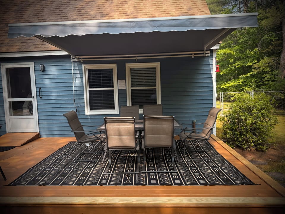 Seating for 12 on front deck