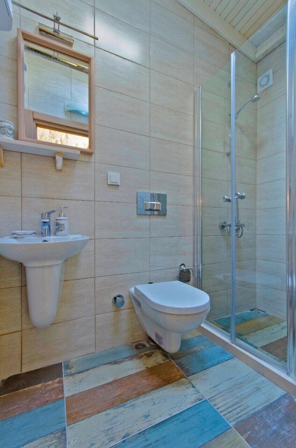 Deluxe Double Room, Garden View | Bathroom | Shower, free toiletries, hair dryer, slippers