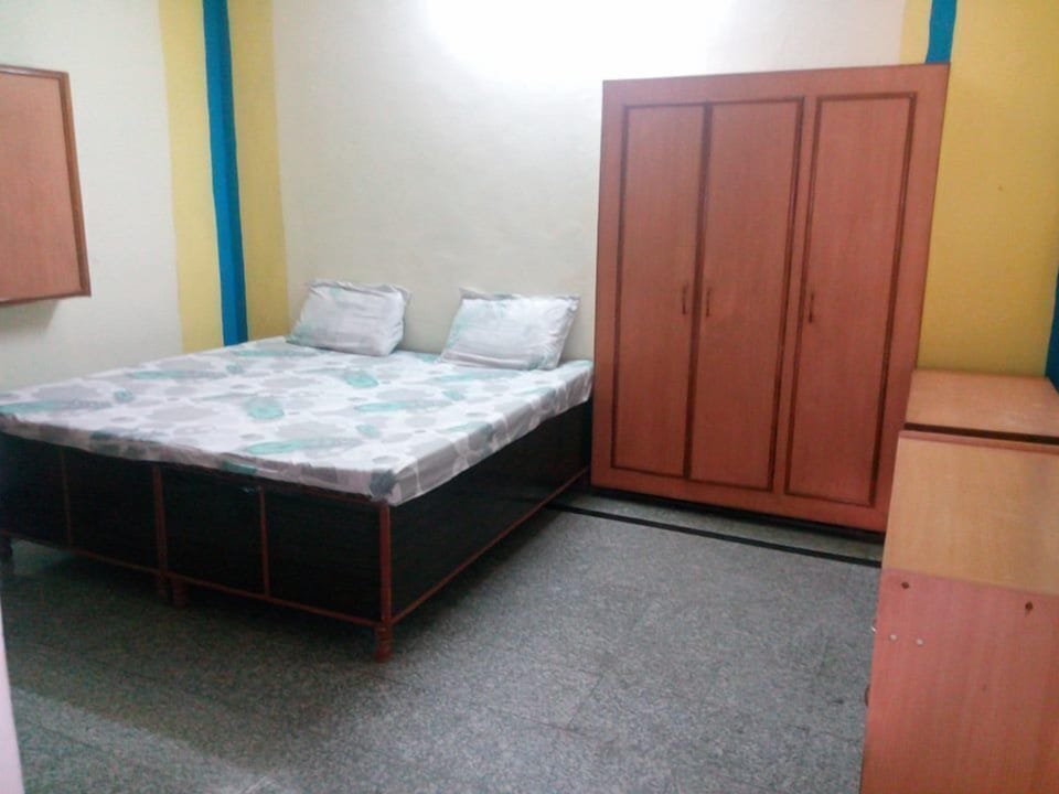 Standard Room | Desk, rollaway beds, free WiFi