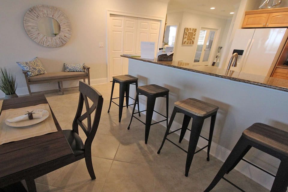 Breakfast Bar with Seating for 4