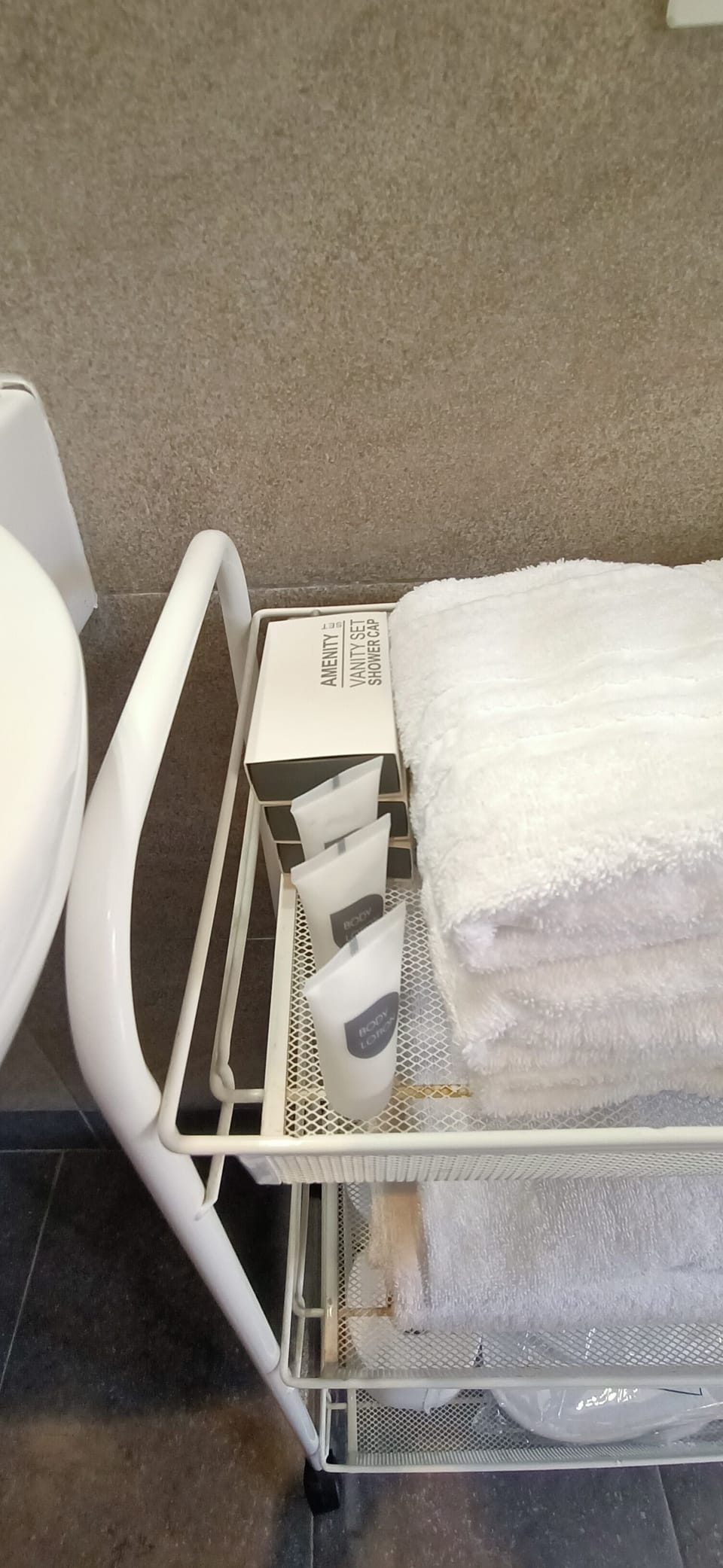 Triple Room, Ensuite | Bathroom | Shower, rainfall showerhead, free toiletries, hair dryer