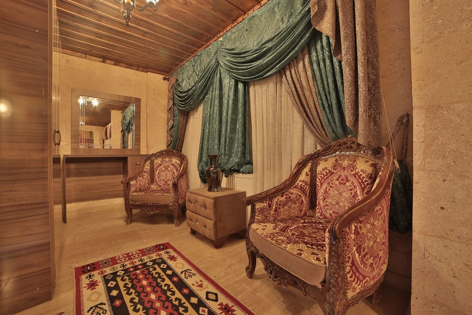 Queen Room | Minibar, desk, laptop workspace, blackout drapes