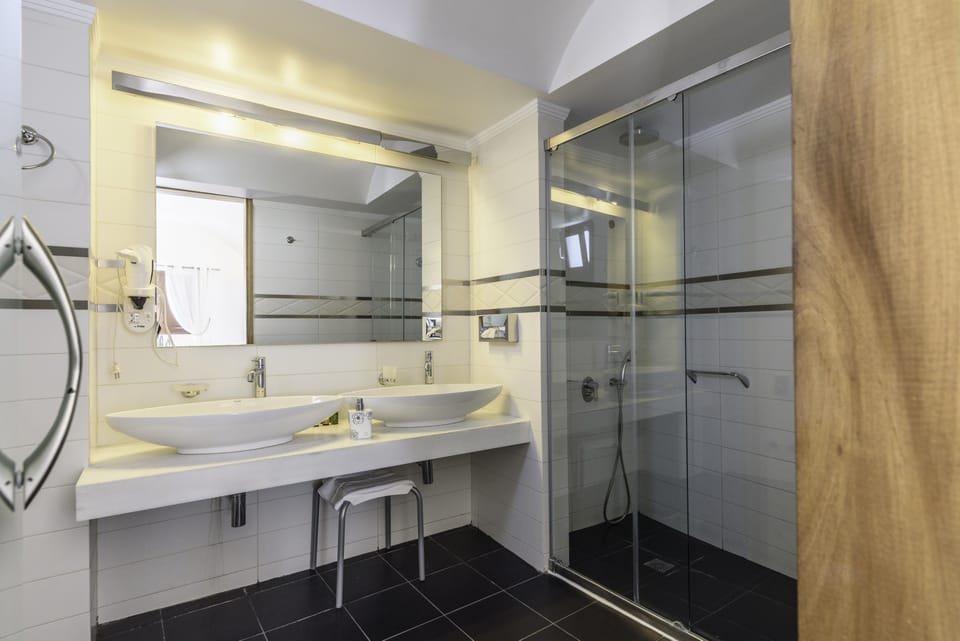 Royal Suite, Jetted Tub (private) | Bathroom | Free toiletries, hair dryer, bathrobes, towels
