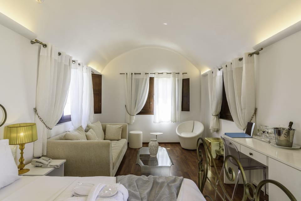 Royal Suite, Jetted Tub (private) | Premium bedding, minibar, in-room safe, soundproofing