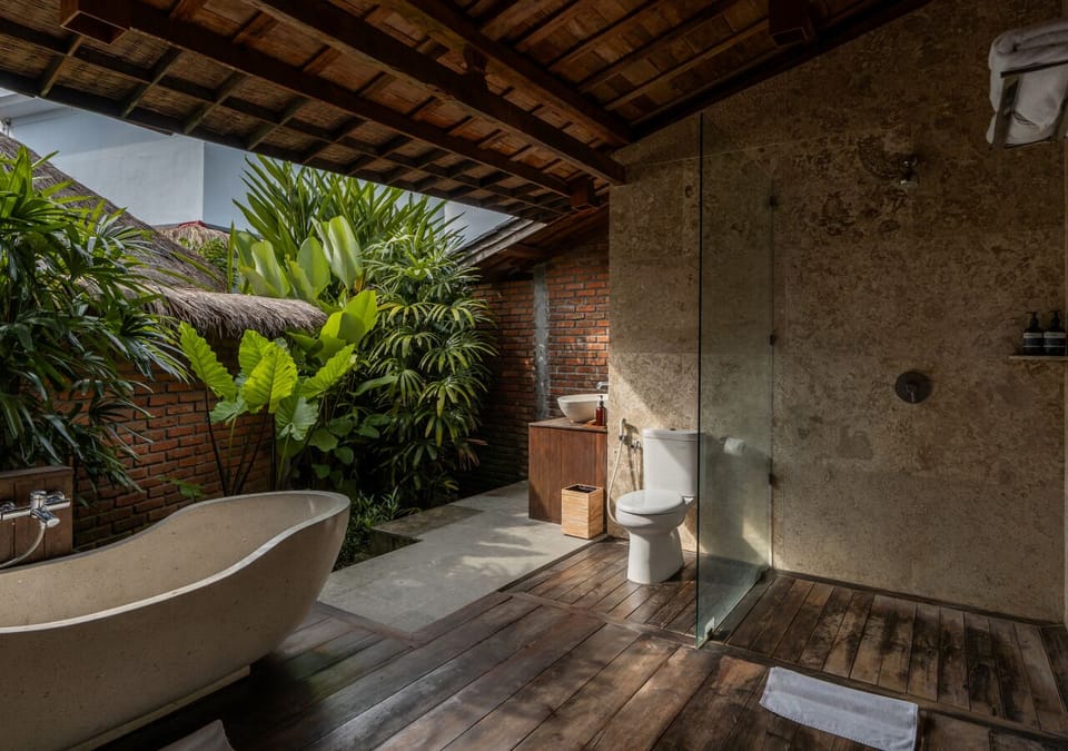Luxury Room | Bathroom | Separate tub and shower, deep soaking tub, rainfall showerhead, towels