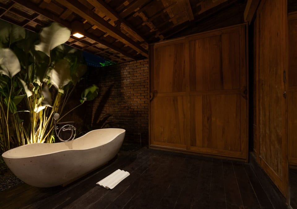 Deluxe Room | Bathroom | Separate tub and shower, deep soaking tub, rainfall showerhead, towels