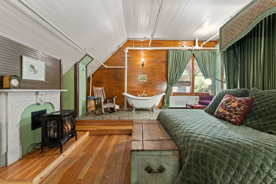 Founders Room (211) | Cribs (free), rollaway beds (surcharge), WiFi (free)