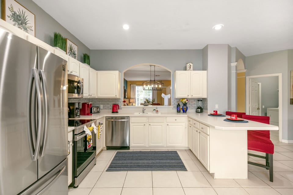 Well equipped kitchen including pots & pans, regular and keuring coffee machine
