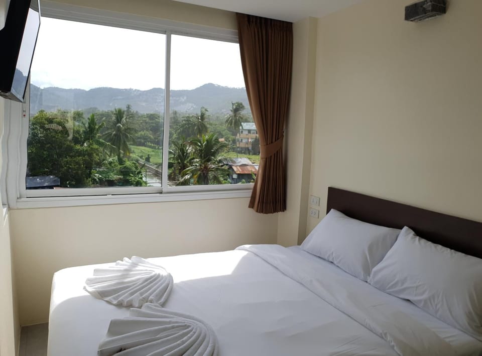 In-room safe, WiFi (free), bed sheets