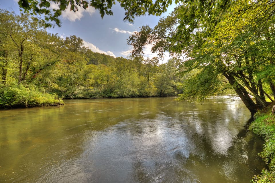Toccoa River Escape is a unique North Georgia Mountain retreat