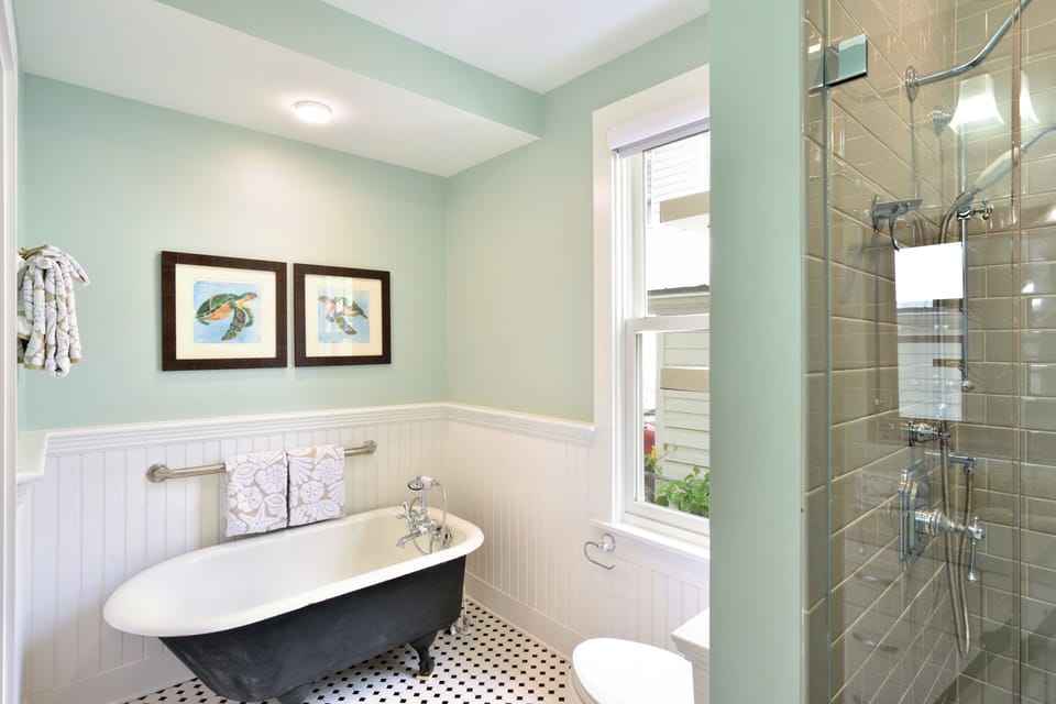 Claw tub and shower - First Level