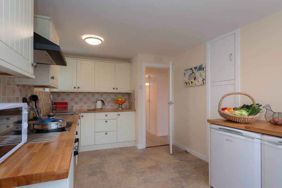 Marimar - Kitchen showing freezer and fridge