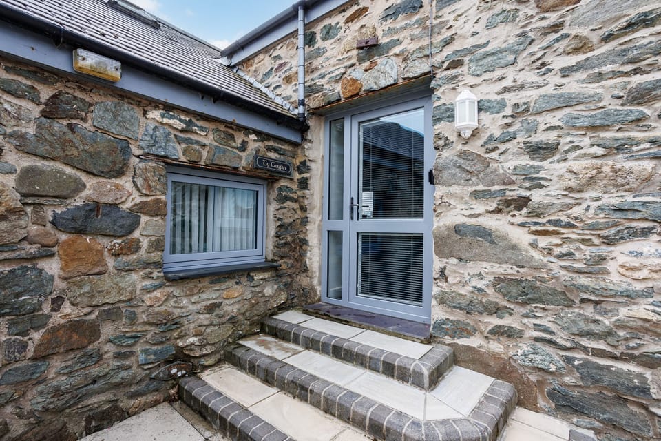Ty Cwyfan Steps up to front door