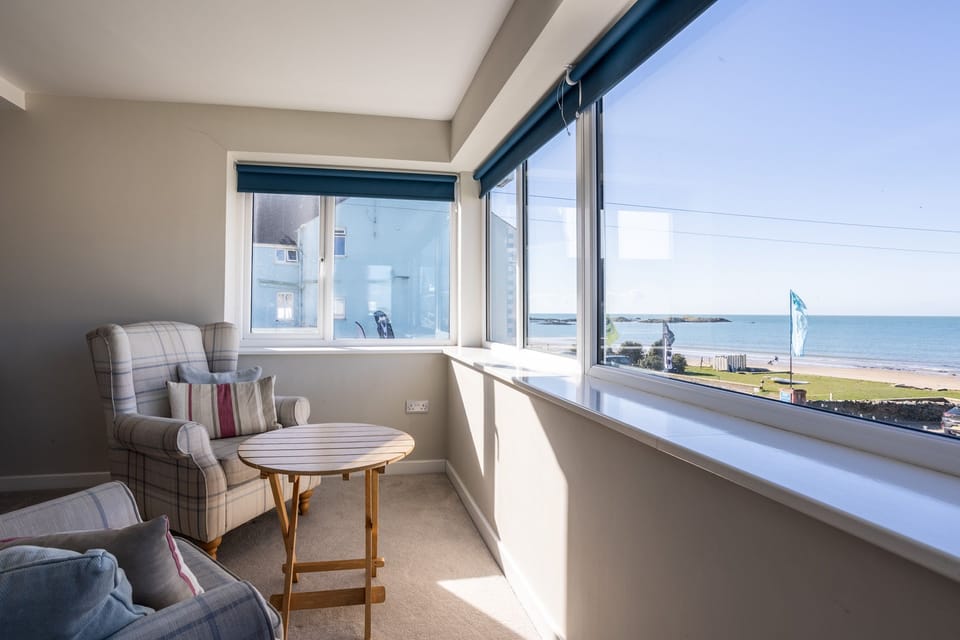 Morwennol - King Room View to Beach