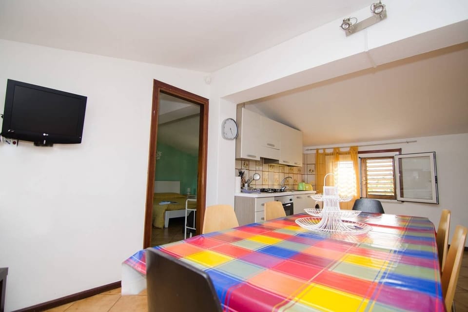 Kitchen and dining room. - VILLA LUNA ROSSA -  SUNTRIPSICILY COM