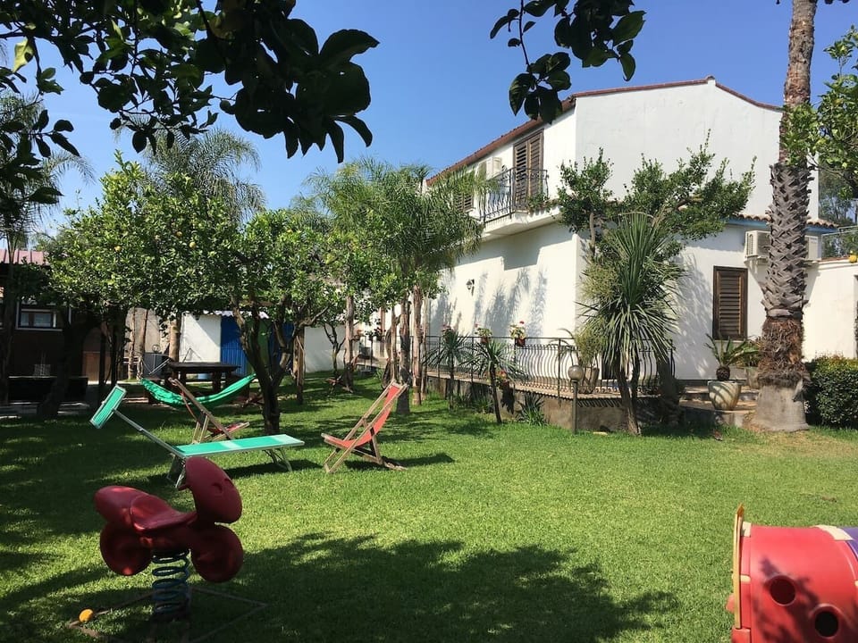 Garden with loungers and hammock VILLA LUNA ROSSA - SUNTRIPSICILY COM