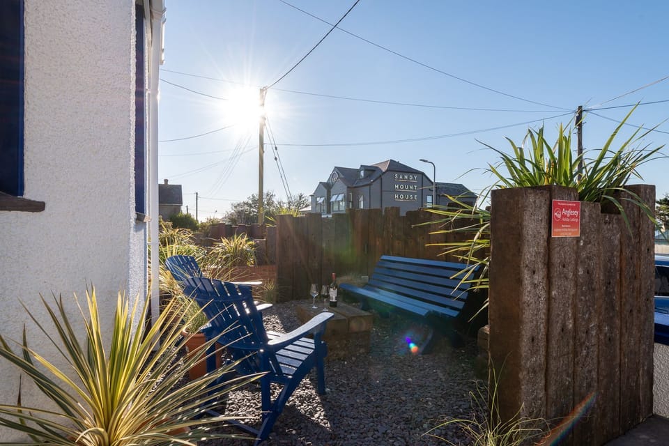 Maelog Villa Front Garden Area