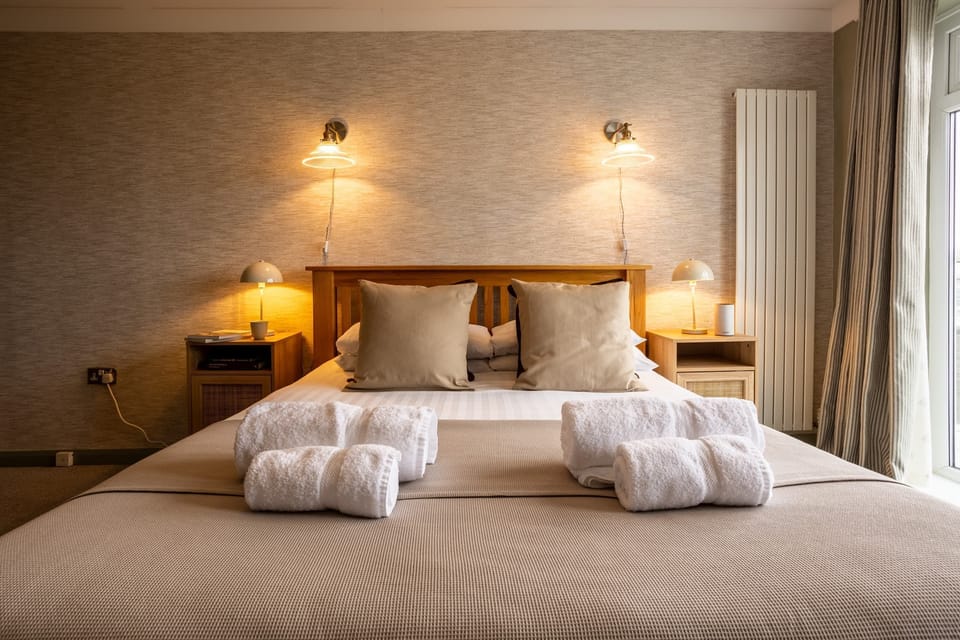 Double bedroom with comfortable bed and fresh linen, four-bedroom pet-friendly holiday home in Rhosneigr, Anglesey