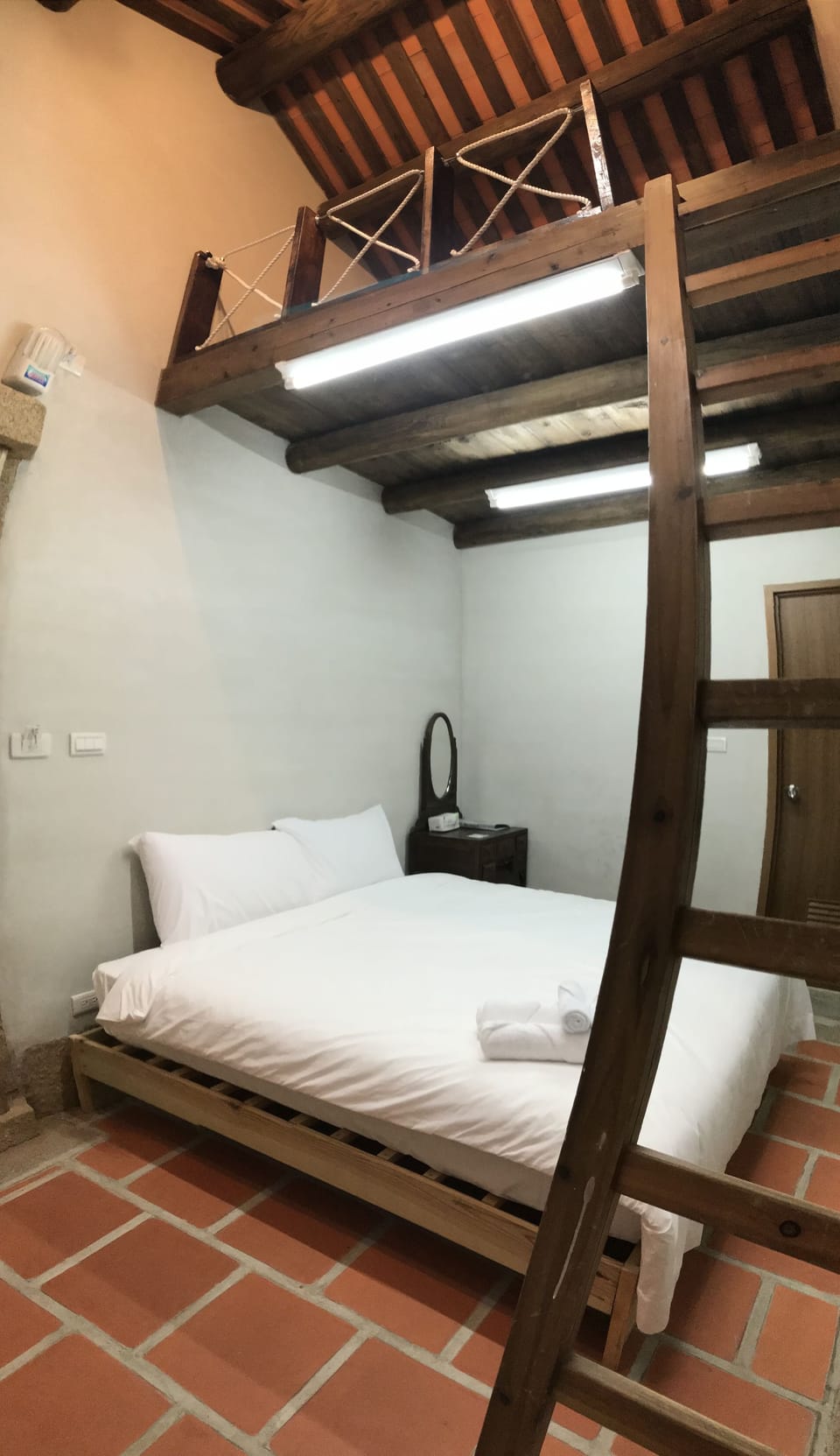 Individually decorated, blackout drapes, free WiFi, bed sheets
