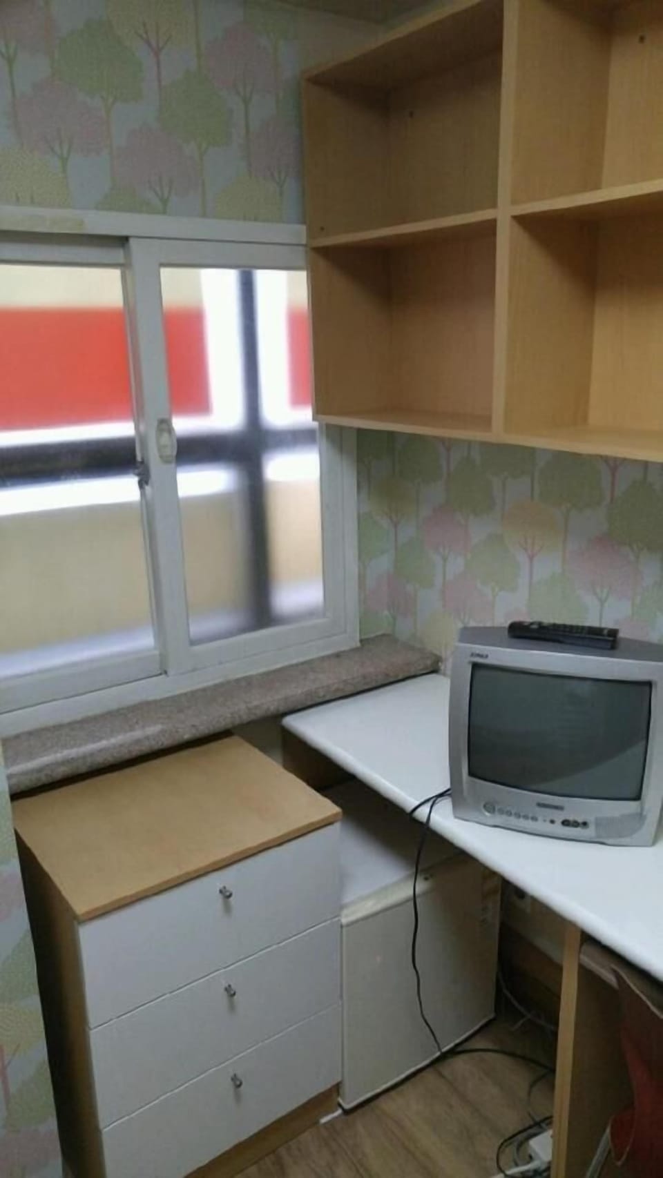 Fridge, microwave, stovetop, cookware/dishes/utensils