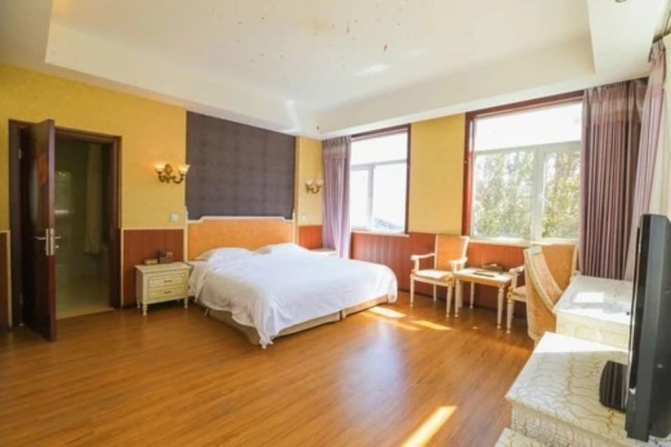 Villa | Desk, blackout drapes, WiFi (free), bed sheets