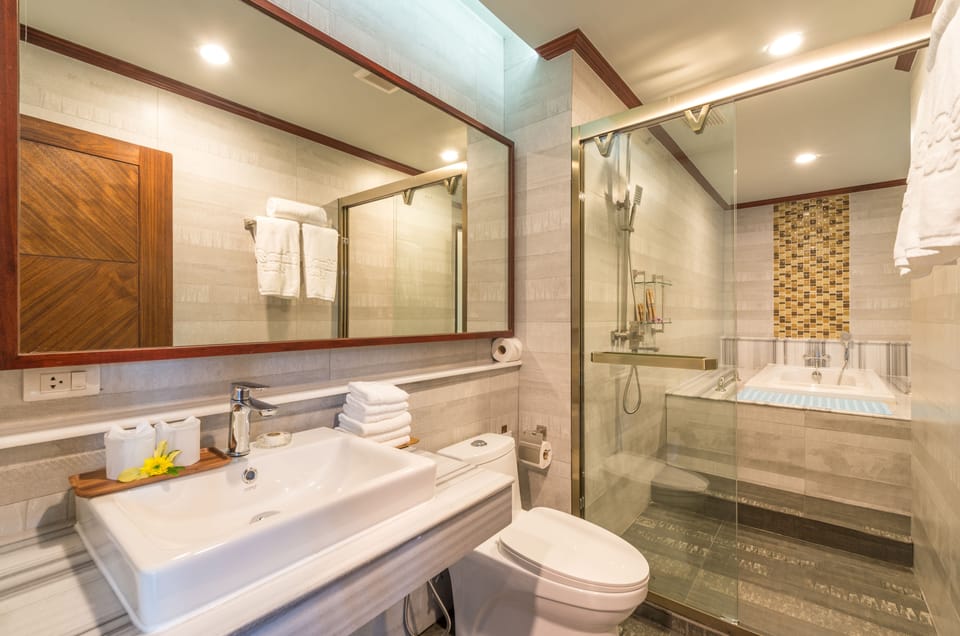 Family Suite (1 Double and 1 Single bed) | Bathroom | Shower, rainfall showerhead, free toiletries, hair dryer