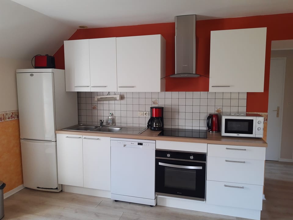 Club Apartment, 3 Bedrooms, Non Smoking, Garden View | Private kitchen | Coffee/tea maker, electric kettle