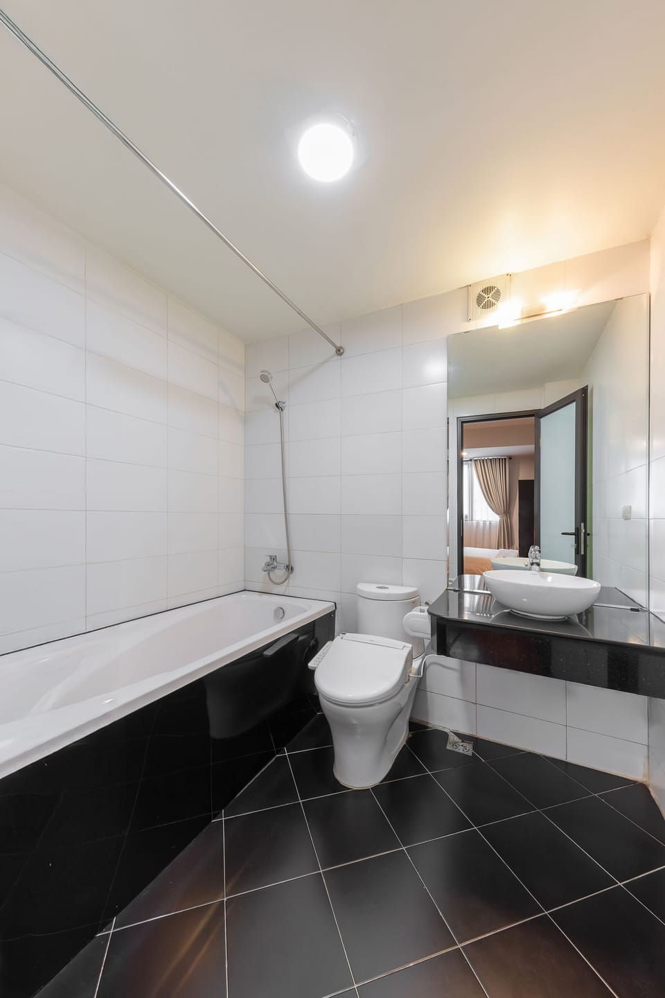 Suite | Bathroom | Combined shower/tub, free toiletries, hair dryer, slippers