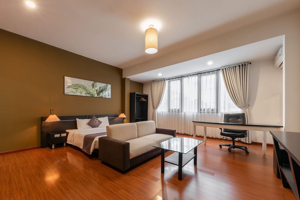Suite | In-room safe, desk, iron/ironing board, free WiFi